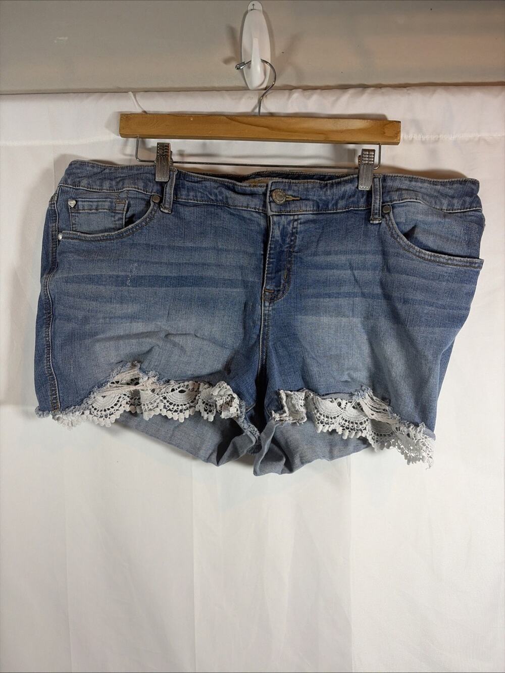 Torrid Size 22 Light Wash Denim Shorts White Crochet Lace Trim Hem Cutoff